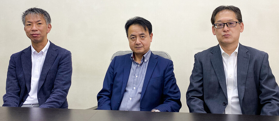 酒井様（左）、吉田常務（中央）、盛室長（右）